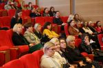 3. uczestnicy konferencji siedzą na auli Ceart. Na zdjęciu pracownicy oraz studenci Uniwersytetu Jana Kochanowskiego w Kielcach.