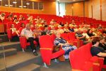 3. Seniorzy biorący udział w wykładzie „Miłość to związek chemiczny” na Auli Ceart.