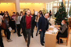 04. Hall główny Centrum Edukacji Atystycznej UJK - przed konferencją. Studenci oraz pracownicy Katedry Psychologii.