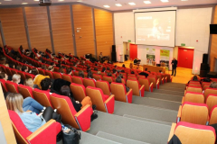 14. Zdjęcie auli podczas konferencji, przemawiający: Prof. Krzysztof Gąsior Kierownik Katedry Psychologii.