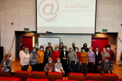 1. zdjęcie wszystkich uczestników wykładu otwartego „E-usługi - czyli senior w internecie”