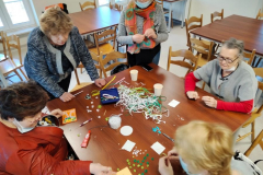 17. uczestnicy warsztatów „Fantazyjne zawijasy - quilling dla seniorów”