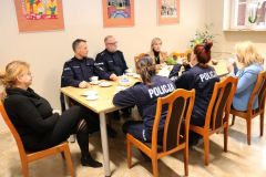 2.	O współpracy z Interesariuszami z KWP rozmawia Dyrektor Instytutu Pedagogiki dr hab. Paulina Forma, prof. UJK, Zastępca Dyrektora Instytutu Pedagogiki ds. ogólnych dr hab. Ilona Żeber-Dzikowska, prof. UJK, dr Monika Wojtkowiak