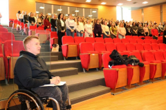 12.	Studenci WPP, słuchacze otwartego spotkania w geście życzen urodzinowych skierowanych do aspirant sztabowej Małgorzaty Sałapy-Bazak