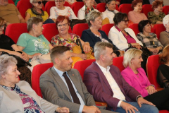 204 – Maria Jarońska, Marcin Chłodnicki -wiceprezydent miasta Kielce, Dariusz Meresiński – burmistrz miasta i gminy Daleszyce, prof. Paulina Forma – dyrektor Instytutu Pedagogiki i seniorzy