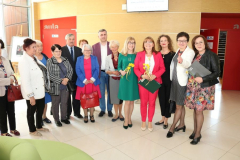 229 - prof. Barbara Gawdzik- prorektor ds. kształcenia UJK,  Dariusz Meresiński – burmistrz miasta i gminy Daleszyce wraz z seniorami, prof. Agata Chabior i przedstawiciele Zakładu Edukacji Dorosłych