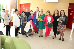 230 – burmistrz i seniorzy z gminy Daleszyce oraz przedstawiciele władz UJK i organizatorzy koncertu