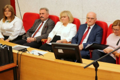 3. Zaproszeni goście: JM Rektor UJK prof. dr hab. Stanisław Głuszek, dyrektor ŚCDN mgr Jacek Wołowiec, pełnomocnik prezydenta Bogdana Wenty do spraw działań miasta na rzecz pomocy dla Obywateli Ukrainy Katarzyna Perdzyńska-Zarzeczny