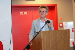 12. Prof. Paweł Kurtek zastępca kierownika Katedry Psychologii ds. ogólnych wyjaśnia zasady terapii zabawowej V. Axline jako strategia pomocy psychologicznej w symbolizacji traumatycznych.