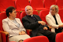 1. na zdjęciu widoczni od lewej strony prelegenci: dr hab. Bożena Zawadzka, prof. UJK, ks. Jan Śledzianowski oraz dr hab. Paulina Forma, prof. UJK.