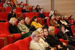 3. uczestnicy konferencji siedzą na auli Ceart. Na zdjęciu pracownicy oraz studenci Uniwersytetu Jana Kochanowskiego w Kielcach.
