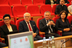 4. w pierwszym rzędzie siedzą zaproszeni goście. Na zdjęciu od lewej: Dziekan Wydziału dr hab. Mariola Wojciechowska, prof. UJK, Rektor UJK prof. dr hab. Stanisław Głuszek oraz Wojewoda Świętokrzyski Zbigniew Koniusz.