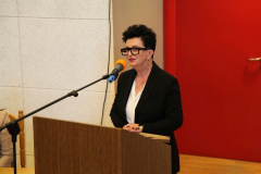 5. otwarcia pierwszego panelu konferencji dokonuje Dziekan Wydziału. Na zdjęciu za mównicą dr hab. Mariola Wojciechowska, prof. UJK.
