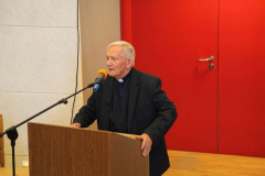 7. krótkie przemówienie prezentuje gość honorowy. Na zdjęcie za mównicą ks. Jan Śledzianowski.