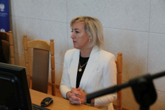 8. swój wykład przedstawia Dyrektor Instytutu Pedagogiki UJK. Za biurkiem siedzi dr hab. Paulina Forma, prof. UJK.