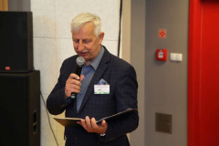 9. konferansjer przedstawia gości drugiego panelu konferencji. Na zdjęciu z mikrofonem stoi Wit Chamera.