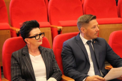 10. zaproszeni goście siedzą na auli Ceart. Na zdjęciu od lewej Dziekan Wydziału dr hab. Mariola Wojciechowska, prof. UJK oraz Zastępca Prezydenta Miasta Kielce Marcin Chłodnicki.