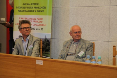 11. pracownicy Katedry Psychologii słuchają przemówienia. Na zdjęciu za biurkiem siedzą od lewej zastępca Kierownika Katedry Psychologii dr hab. Paweł Kurtek, prof. UJK oraz Kierownik Katedry Psychologii dr hab. Krzysztof Gąsior, prof. UJK.