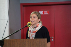 15. jeden z prelegentów prezentuje swój wykład. Na zdjęciu za mównicą stoi dr hab. Monika Stojek, prof. UŚ.