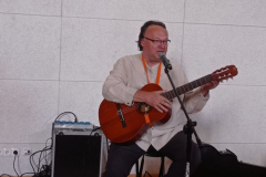 16. zaproszony muzyk prezentuje swoje utwory. Na zdjęciu z gitarą siedzi Paweł Orkisz.