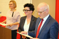 5. JM Rektor prof. Stanisław Głuszek i Dziekan WPP prof. Mariola Wojciechowska wręczają kolejne nagrody.