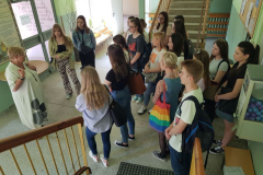2. Pani Dyrektor PS nr 40, Pani mgr Aleksandra Dymińska przyjmuje studentów w progu przedszkola