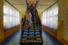 3. Pani Dyrektor PS nr 40, Pani mgr Aleksandra Dymińska oprowadza studentów po przedszkolu