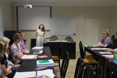 5. Pani mgr Anna Filipek, nauczycielka PS nr 40 omawia wraz ze studentami zajęcia warsztatowe.
