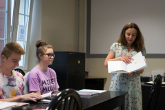 8. Pani mgr Anna Filipek, nauczycielka PS nr 40 omawia wraz ze studentami zajęcia warsztatowe.