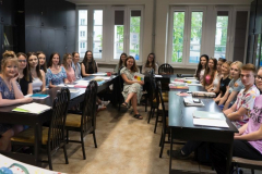 11. Pani mgr Anna Filipek, nauczycielka PS nr 40 omawia wraz ze studentami zajęcia warsztatowe.