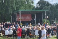 1. Uczestnicy Senioraliów podczas wystąpienia Wojewody Świętokrzyskiego