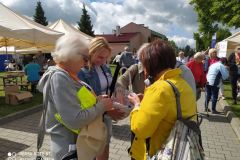 7. Uczestnicy Senioraliów częstujący się słodkościami