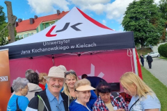 14. Kadra Instytutu Pedagogiki wraz z uczestnikami wydarzenia przy stoisku informacyjnym UJK