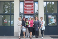1. Prelegent wykładu prof. dr hab. Wanda Dróżka wraz dr hab. Pauliną Formą, prof. UJK- Dyrektorem Instytutu Pedagogiki, dr hab. Iloną Żeber-Dzikowską, prof. UJK-Zastępcą Dyrektora Instytutu Pedagogiki ds. ogólnych, dr Anną Róg-Zastępcą Dyrektora Instytutu Pedagogiki ds. kształcenia, dr Beatą Bugajską-Jaszczołt-Prodziekan Wydziału Pedagogiki i Psychologii ds. kształcenia, dr Dorotą Mętrak-Sekretarz Oddziału PTP w Kielcach oraz dr hab. Agnieszką Szplit, prof. UJK Przewodniczącą Oddziału PTP w Kielcach i Sekretarz Oddziału PTP w Kielcach