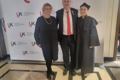 Zdjęcie  1. Zastępca dyrektora Instytutu Pedagogiki prof. UJK dr hab. Ilona Żeber-Dzikowska, odznaczony Medalem KEN dr Tomasz Łączek, dyrektor Instytutu Pedagogiki prof. UJK dr hab. Paulina Forma