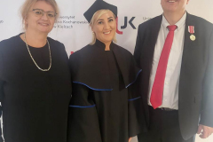 Zdjęcie  2. Dyrektor Instytutu Pedagogiki prof. UJK, odznaczony Medalem KEN dr Tomasz Łączek,  zastępca dyrektora Instytutu Pedagogiki prof. UJK dr hab. Ilona Żeber-Dzikowska