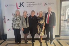 Zdjęcie 3. Przedstawiciele Instytutu Pedagogiki: dr Justyna Miko-Giedyk, dr Katarzyna Potaczała-Perz, zastępca dyrektora Instytutu Pedagogiki prof. UJK dr hab. Ilona Żeber-Dzikowska, dyrektor Instytutu Pedagogiki prof. UJK dr hab. Paulina Forma, odznaczony Medalem KEN dr Tomasz Łączek