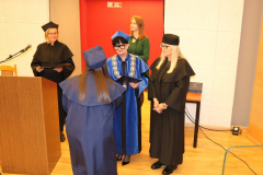 Zdjęcie 4. Dziekan Wydziału dr hab. prof. UJK Mariola Wojciechowska wręcza dyplom absolwentce