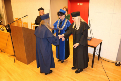 Zdjęcie 5. Gratulacje składa pani prodziekan dr Beata Bugajska-Jaszczołt