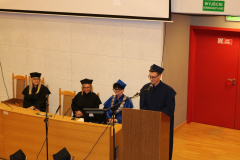 Zdjęcie 7. Przemówienie absolwenta Krystiana Łaty w imieniu wszystkich absolwentów Wydziału