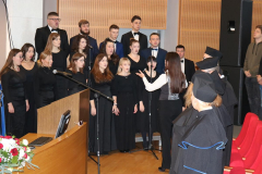 Zdjęcie nr 2. Chór śpiewa Hymn Państwowy.