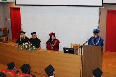 Zdjęcie nr 3. Dziekan Wydziału Pedagogiki i Psychologii dr hab. prof. UJK wita studentów i przybyłych gości, w tym Panią Prorektor ds. Nauki prof. dr hab. Agnieszkę Gałuszkę.