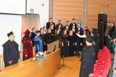 Zdjęcie nr 5.Chór UJK śpiewa Gaude Mater.