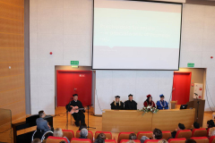 Zdjęcie nr 8. Dr hab. Paweł Kurtek prof. UJK wykonuje „Balladę o szczęściu, rozpoczynając tym samym swoje wystąpienie na temat szczęścia.