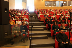 Zdjęcie nr 11. Wypełniona aula główna CEART – na widowni studenci I roczników studiów na Wydziale Pedagogiki i Psychologii oraz nauczyciele akademiccy.