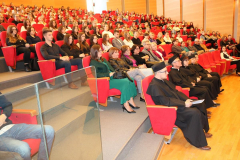 Zdjęcie nr 12. W pierwszym rzędzie przewodniczący Wydziałowego Samorządu Studentów Paweł Kosowski, dr hab. prof. UJK Paweł Kurtek oraz dyrekcja Instytutu Pedagogiki: dr Anna Róg. dr hab. prof. UJK Ilona Żeber-Dzikowska, dr hab. prof. UJK Paulina Forma.