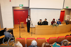 Zdjęcie nr 14. Dr hab. prof. UJK Ewa Robak zapowiada recital.