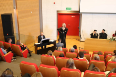 Zdjęcie nr 16. Solistka pani Renata Drozd wykonuje utwory Stanisława Moniuszki przy akompaniamencie dra hab. prof. UJK Andrzeja Ślązaka.