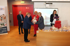 Wręczanie upominków dla osób zaangażowanych w rozwijanie dwujęzyczności w regionie
