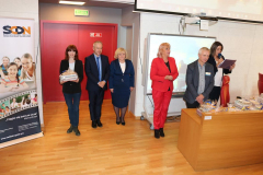 Wręczanie upominków dla osób zaangażowanych w rozwijanie dwujęzyczności w regionie